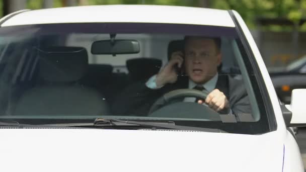 Férfi vezető beszél telefonon üti gyalogos, zavart vezetés, baleset — Stock videók