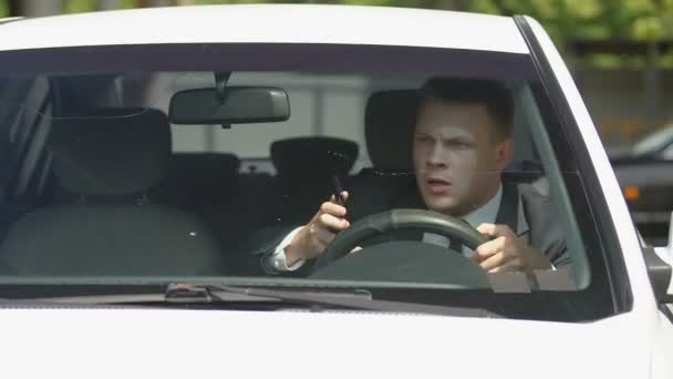 Roztržitý řidič mluvící telefon, který mlátí chodce, riziko úrazu, silniční pravidla — Stock video