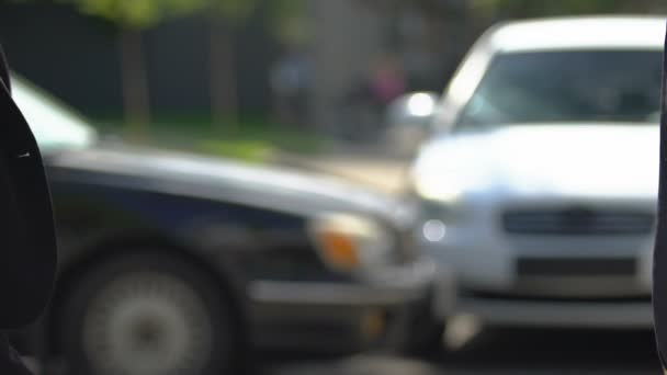 Homem e mulher apertando as mãos em carros fundo, troca de automóveis, compra — Vídeo de Stock