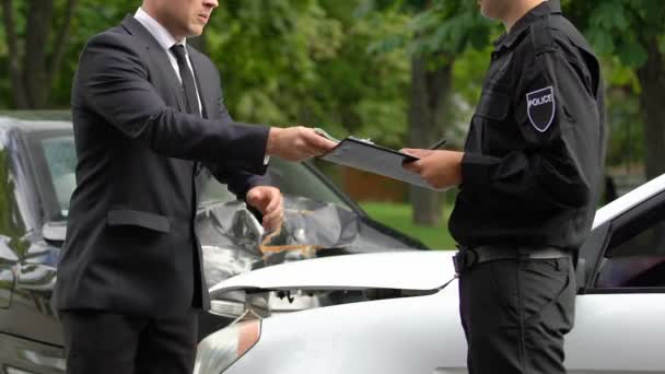 Policeman refusing to take bribe money from driver at car accident scene, law — Stock Video