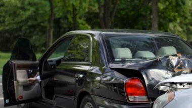 Kaza yada otomobilin yakınında tartışan kadın ve erkek sürücüler, otomobilde trafik kazası geçirdi