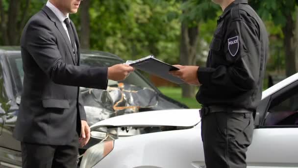 Mužský policejní pracovník odmítá přijmout podplatit dolary od řidiče, dopravní kolize — Stock video