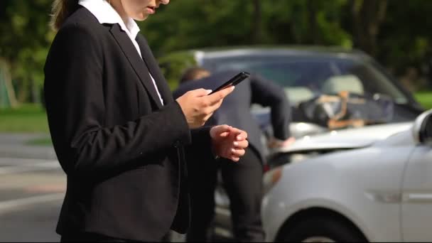 Занепокоєна жінка-водій, яка викликає поліцію за допомогою смартфона, стрес зіткнення трафіку — стокове відео