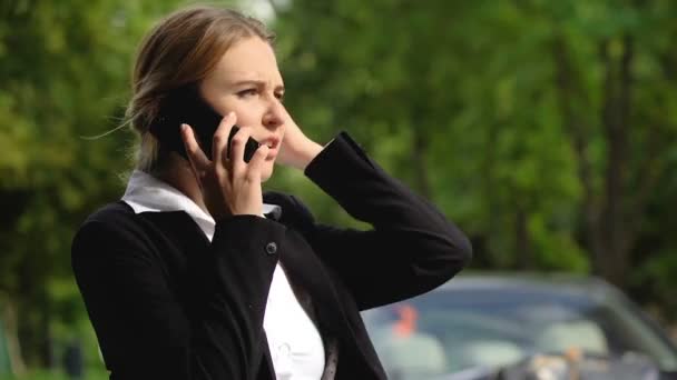 Mujer joven y ansiosa llamando a la policía en la escena de colisión del coche sufriendo estrés — Vídeo de stock