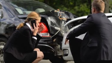 Stresli erkek ve kadın polisi arayarak otomobilleri parçaladı, trafik kazası