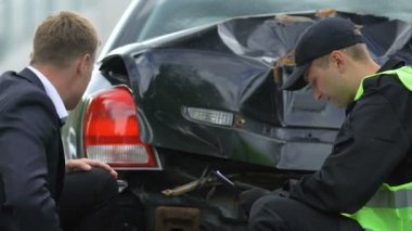 Polis müfettişi trafik kazası raporu nda hasarı analiz eden sürücü vurguladı