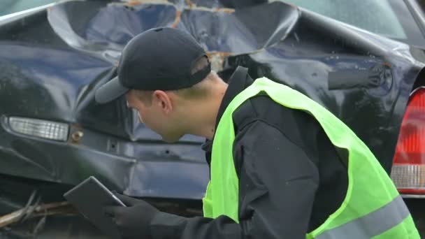 Patrulla de trabajadores examinando accidente de coche llenar informe en línea en la tableta, tecnología — Vídeo de stock