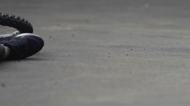 Bisiklet ve kask yakınında asfalt sokakta bilinçsiz kadın genç, kaza