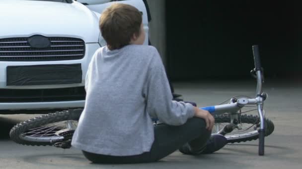 Injured teenager sitting road near bicycle feeling hurt hit by car, accident — Stock videók