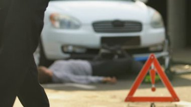 Trafik kazası mahallinde uyarı kasetini boşaltan polis, uyarı işareti, suç
