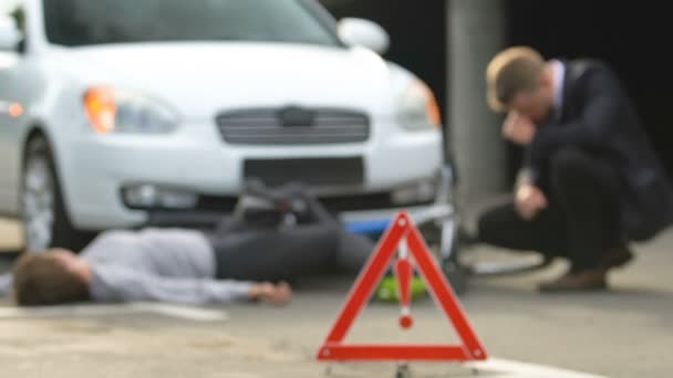 Esgrima del trabajador policial escena del accidente por cinta de precaución, colisión de tráfico, muerte — Vídeo de stock