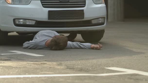 Motorista automático olhando para pedestre inconsciente atropelado por carro, negligência rodoviária, risco — Vídeo de Stock