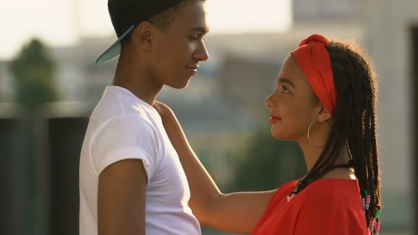 Güzel genç kız erkek arkadaşı omuz açık, güvenilir ilişkiler eğilerek — Stok video