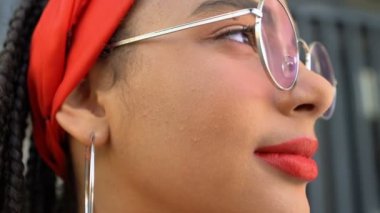 Güzel melez genç kızların yakın plan fotoğrafları, makyaj ipuçları, kozmetoloji.