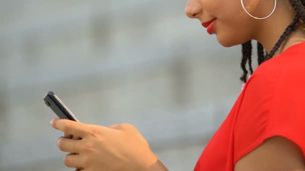 Glimlachend zwart tiener meisje met smartphone, toepassing voor studenten beoordeling — Stockvideo