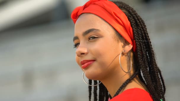 Inspired Afro-American teen girl looking up outdoors, thinking about future — Stock Video