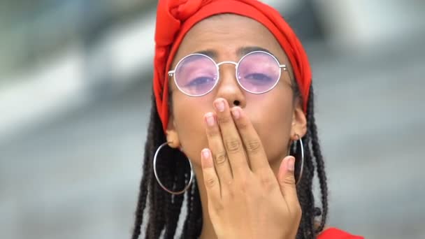 Sorridente hipster teen girl in occhiali da sole levigatura aria bacio alla macchina fotografica, flirtare — Video Stock