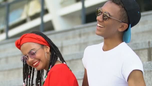 Afro-americano adolescente pareja riendo al aire libre, disfrutando de tiempo juntos, citas — Vídeos de Stock