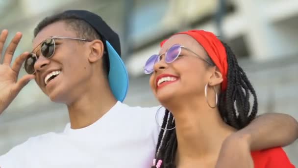 アフリカ系アメリカ人の10代のカップルが笑って、スタジアムでショーを楽しんで、余暇 — ストック動画
