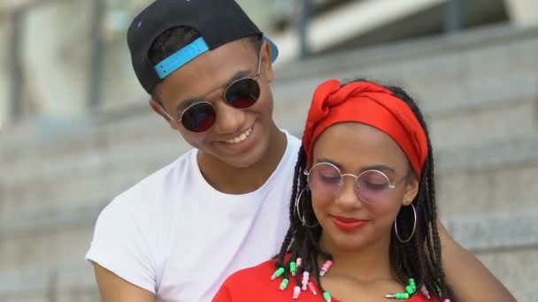 Hermosa pareja de adolescentes de raza mixta abrazándose en la fecha al aire libre, primeras relaciones — Vídeos de Stock