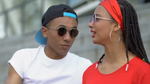 Неудовлетворенная афро-американская пара подростков эмоционально спорит на открытом воздухе, конфликт — стоковое видео