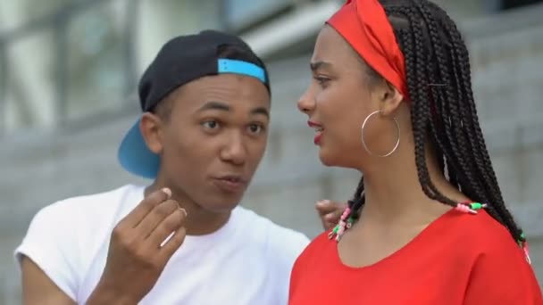 Africano-americano adolescente menino culpando namorada insatisfeita, brigando ao ar livre — Vídeo de Stock
