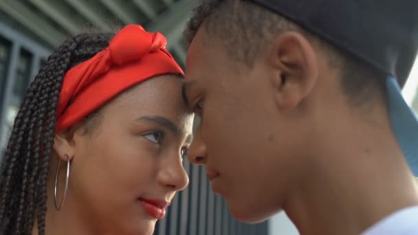 Tender casal adolescente preto tocando as testas, olhando para a mesma direção, futuro — Vídeo de Stock