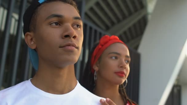 Krásná černošky dívka objímání jistý přítel, populární teens v high-school — Stock video