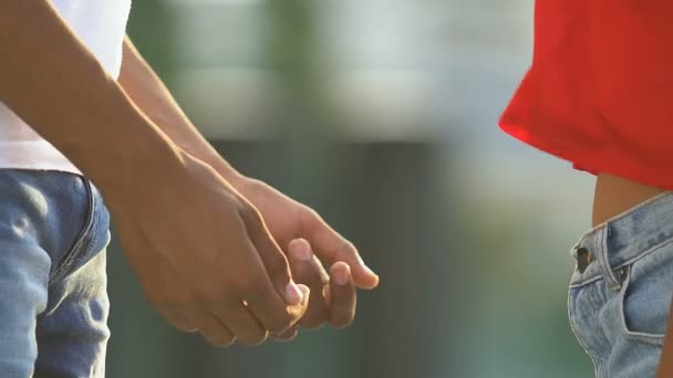 Casal jovem dando as mãos juntos, relacionamento de confiança, amor e cuidado — Vídeo de Stock