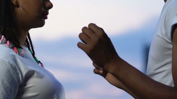 Афро-американская пара подростков поднимает руки вместе и трогает лбы — стоковое видео