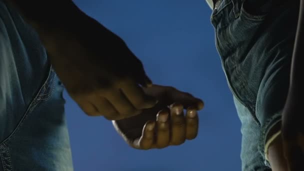 Подростковая пара, протягивающая руку в темноте, преодолевающая жизненные трудности — стоковое видео