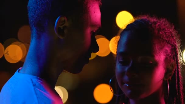 Afroamerikansk tonåring par kramas, njuter av natten stadsutsikt, romantisk dag — Stockvideo