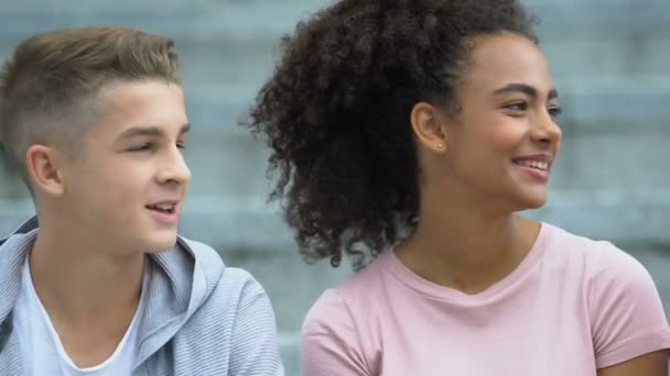 Adolescentes masculinos y femeninos multiétnicos charlando al aire libre, mejores amigos, comunicación — Vídeos de Stock