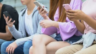 Akıllı telefonlara bağımlı kadın ve erkek gençler, sosyal ağları kaydırıyor