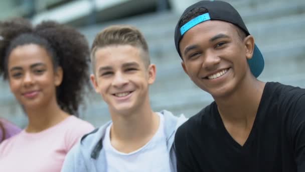 Gai multiethnique hommes et femmes souriant à la caméra, l'amitié et la joie — Video