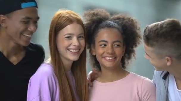 Vreugdevolle multiraciale mannen en vrouwen oprecht glimlachend op camera, beste vrienden — Stockvideo