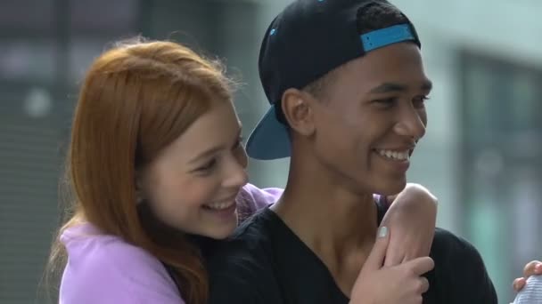 Glada multietniska tonårspar omfamnar och ler på kameran stark vänskap — Stockvideo