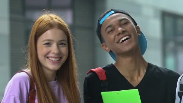 Krásná červená hlava teen a smíšená rasa mužské studenty usmívat na vzdělávání fotoaparátu — Stock video