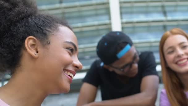 Donne di razza mista che chiacchierano e ridono con gli amici, la comunicazione e la fiducia — Video Stock