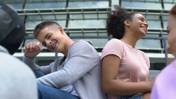 Çift ırklı kız, beyaz erkek arkadaş iletişimine ve arkadaşlığa sırtını dönmüş. — Stok video