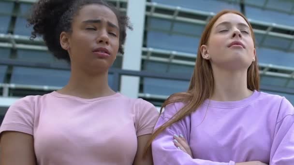 Triste multirracial adolescentes do sexo feminino com braços dobrados ofendendo uns aos outros, problemas — Vídeo de Stock