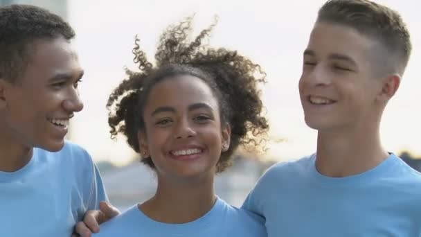 Feliz grupo multi-étnico de amigos de acampamento abraçando e rindo na câmera, relaxe — Vídeo de Stock