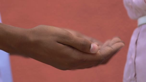 Afroamerykanin mężczyzna dotykając kaukaskie dziewczyny ręce, delikatne stosunki — Wideo stockowe