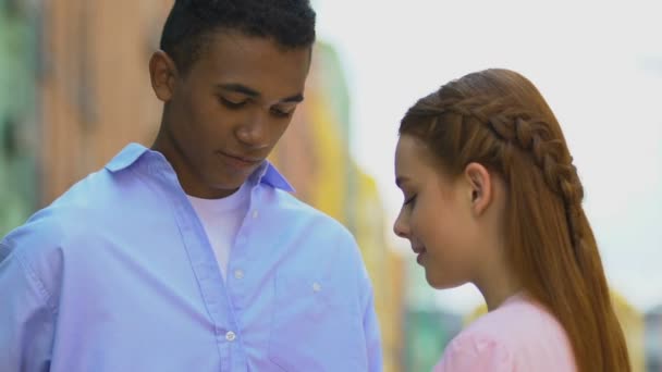 Догляд за чорним чоловіком підліток дарує букет красивим молодим жінкам перше побачення — стокове відео