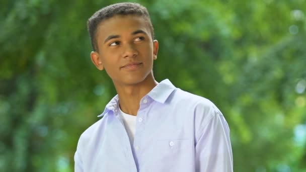 Μαύρο έφηβο αγόρι που δίνει αγριολούλουδα σε καυκάσια κοπέλα, πολυεθνικές σχέσεις — Αρχείο Βίντεο