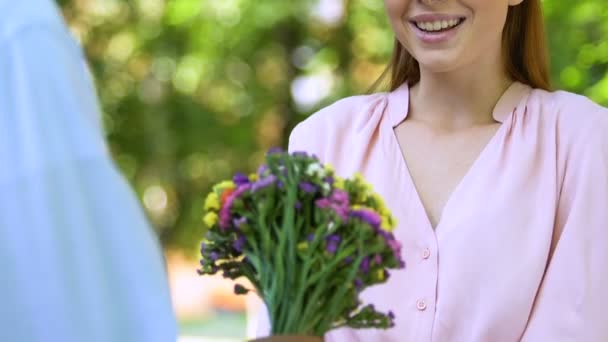 Mužská ruka dává kytice pro ženu, romantický dárek, doručení květin, detailní záběr — Stock video