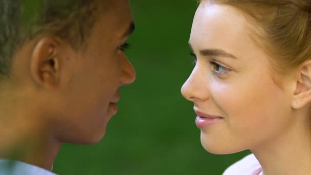 Belo casal birracial juntando testas, respeito e conceito de confiança — Vídeo de Stock