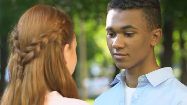 Afro-americano adolescente chico ajustando pelo de novia, admirando belleza, piel pura — Vídeo de stock