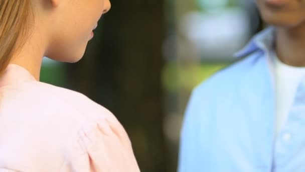Αντρας δίνει πολύχρωμα αγριολούλουδα σε νεαρή γυναίκα, δώρο επετείου, ανθοκομική — Αρχείο Βίντεο