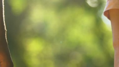 Çok ırklı bir çift el ele tutuşuyor, karşılıklı sevgi, duygusal bağlılık.